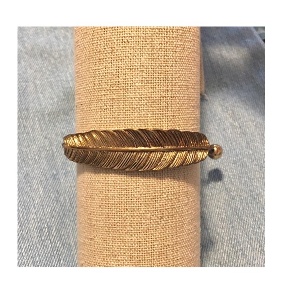 Gold tone leaf bracelet